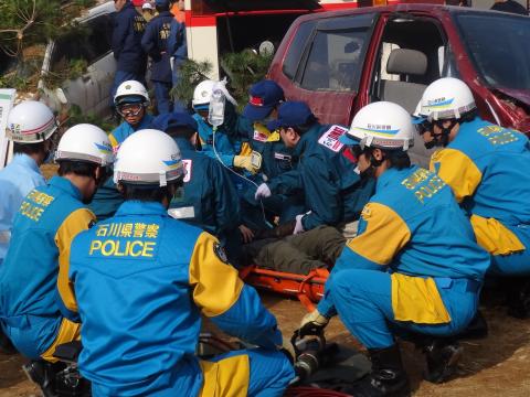 県警機動隊による救出訓練