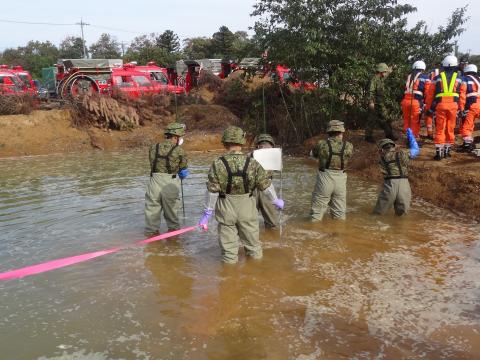 陸上自衛隊による津波被災者の救出訓練