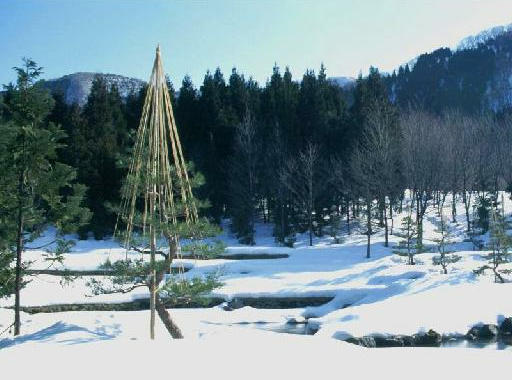 日本庭園の雪景色の写真