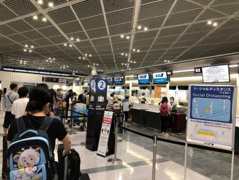 成田空港チェックインカウンター