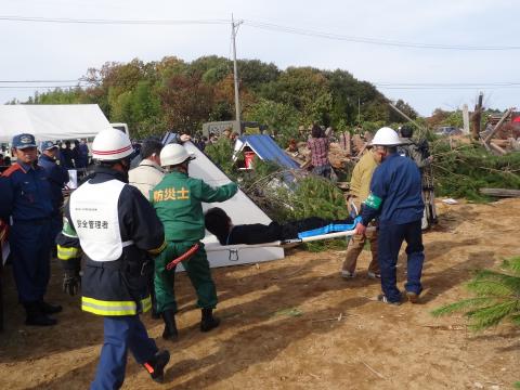 自主防災組織による負傷者搬送訓練