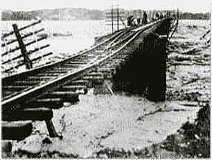 昭和9年の大洪水  危険にさらされる手取川鉄橋の写真