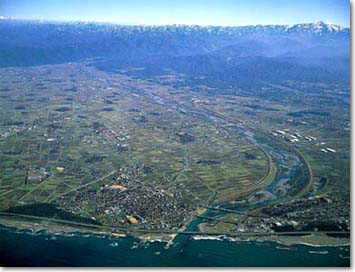 日本海上空から見る手取川の写真