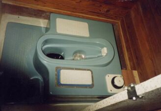 室堂の大便・小便を分離する便器