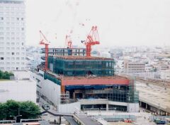 駅広場からの現場