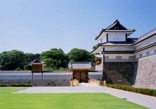 橋爪一の門と鶴の丸土塀