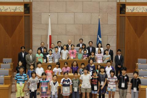 H27親子県議会＿議場集合写真