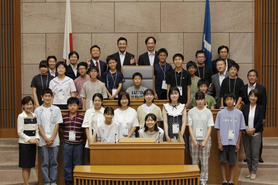 8月10日夏休み中学生県議会教室 記念撮影