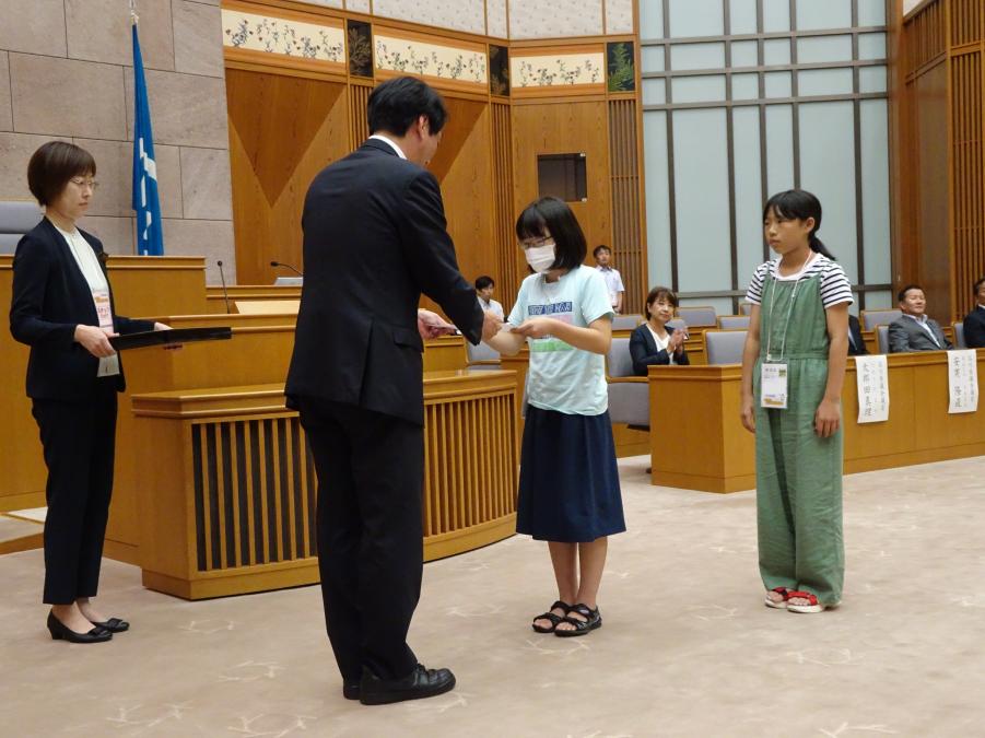 副議長から参加児童の代表に修了証書を交付