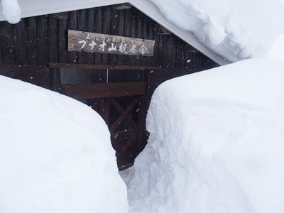 今季最高積雪の観察舎前