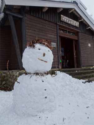 181215観察舎をバックに雪像