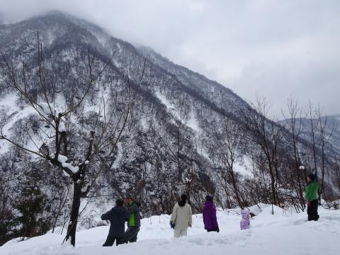 20190111かんじきハイクをしながらブナオ山を望む