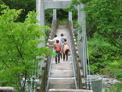 展示館前のつり橋