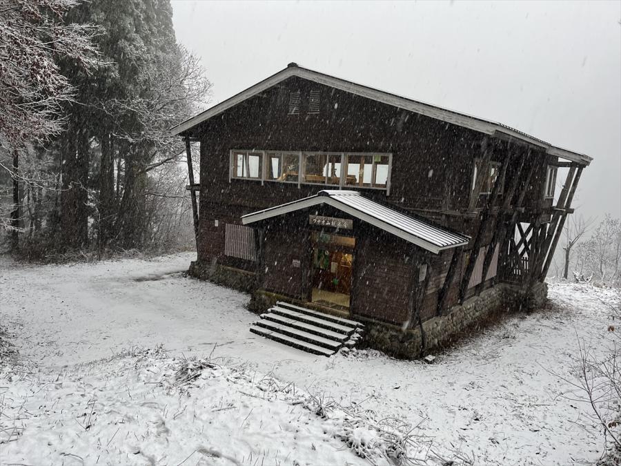 2025年12月3日雪が積もり始めたブナオ山観察舎