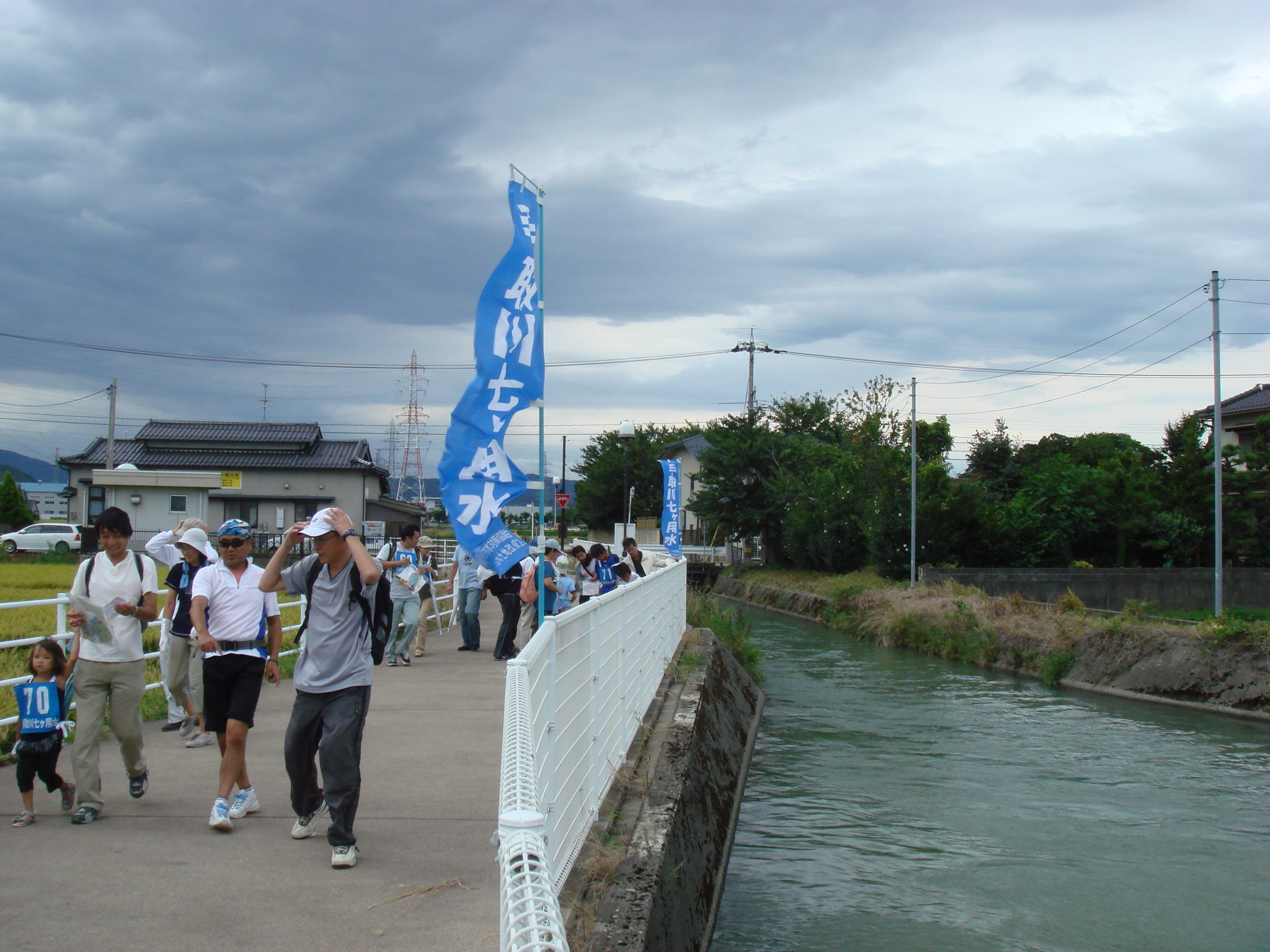 写真  富樫用水沿いを歩く参加者