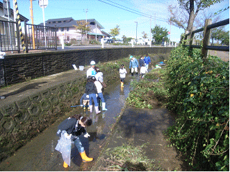 水路内のゴミ清掃