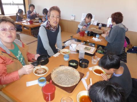 そば打ち体験_試食の様子