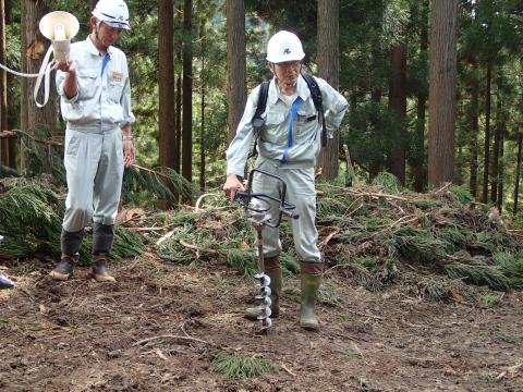 背負い式植穴掘り機による実演の様子