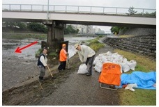 盥に一滴の水の低水護岸での除草風景写真