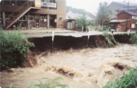 七尾市内の御祓川が、大雨による増水で護岸が決壊し、生活道路が流出した写真