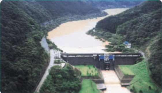 赤瀬ダムの遠景写真