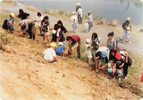 加賀市、動橋河川愛護会の人たちが河原の草刈りをする写真