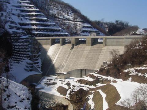 試験湛水中のサーチャージ水位越流状況