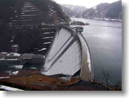 サーチャージ水位越流状況（試験湛水中）の写真