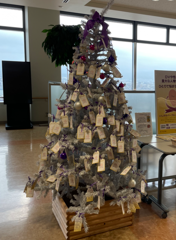 R７県庁展望ロビーパープルリボンツリー