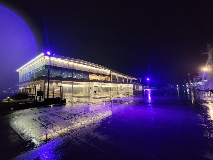 金沢港クルーズターミナルパープルライトアップ