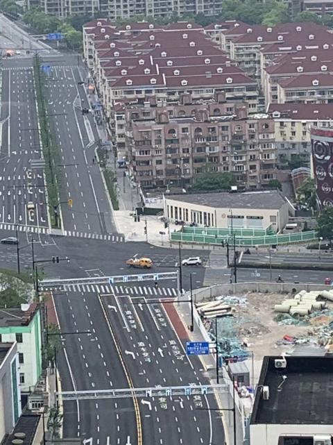 車や人通りがほとんどない大通りの様子
