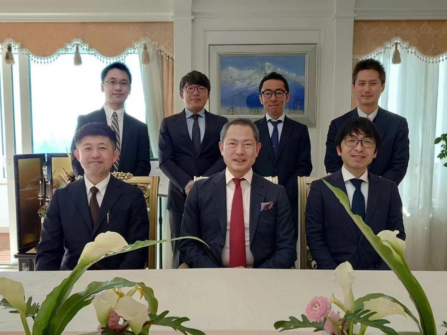 「昇龍堂」チームと赤松大使との意見交換会