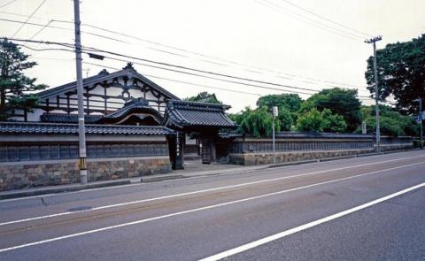 旧野田道沿いに寺院が並ぶ
