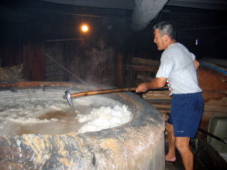 能登の揚浜式製塩の技術  塩を結晶化した状況