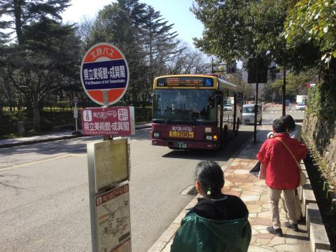 兼六園シャトルバスがやってくる。 バス停