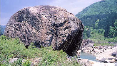 百万貫の岩（約25m×15m）