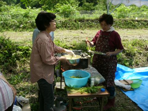 天ぷらを準備する集落の方