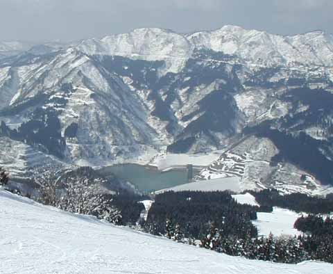 白山瀬女スキー場から手取川ダムを望む