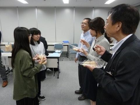 いしる入り炊き込みご飯とドーナツの試食会