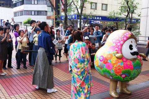 背中の「石川県」の文字を見せるひゃくまんさん