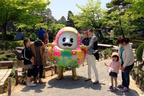 お天気が良かったので兼六園内までお散歩