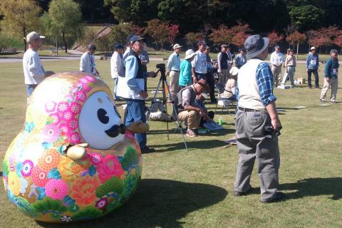 竹とんぼ競技大会の様子を見守るひゃくまんさん