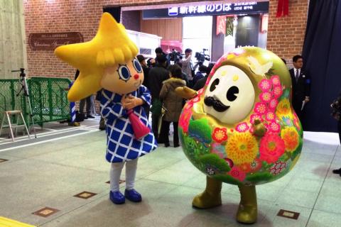 東京スカイツリー(R)公式キャラクター「ソラカラちゃん」と打合せ中のひゃくまんさん