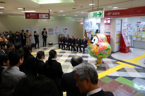 金沢駅内郵便局でのハガキ投函セレモニーに出席