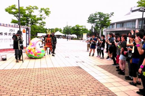 たくさんのお客さんを前に北陸新幹線の開業ＰＲ