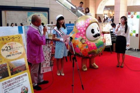 ミス百万石と一緒に石川県をPRするひゃくまんさん