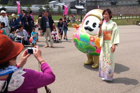 河北門前の広場でひゃくまんさんを紹介