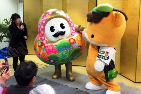 群馬県のキャラクター「ぐんまちゃん」と一緒に登場したひゃくまんさん