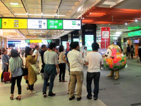 JR大宮駅で北陸新幹線開業をPRするひゃくまんさん