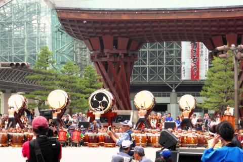 出発式の様子（鼓門前の大太鼓）